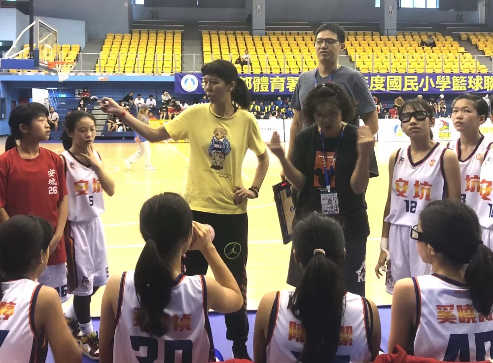 由HBL南山女籃轉戰少年籃壇的安坑新教練李陸臻面授機宜。