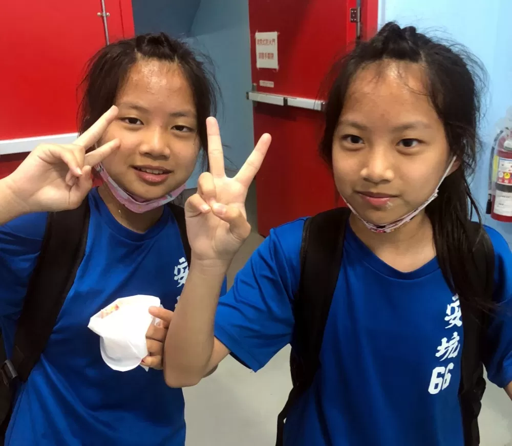 活潑、大方，想「吃」高一點以利打球的雙胞胎周孟蓁、周孟蓉。