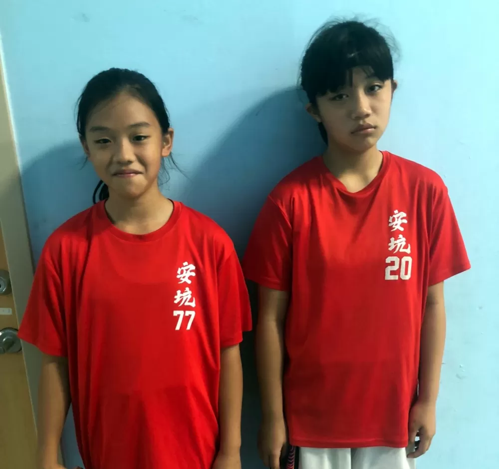 無緣EBL八強，姊妹檔姊姊章儀柔（右）沒好臉色、妹妹章儀君只能陪苦笑。