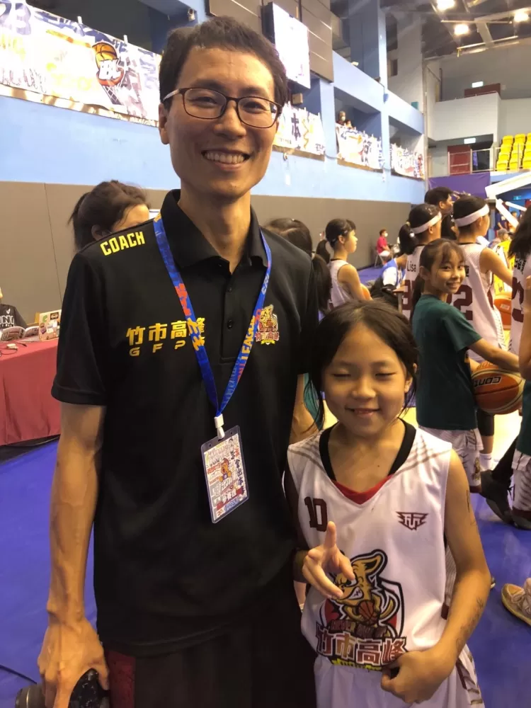 「瞇眼」的 溫牧晴與教練爸爸。