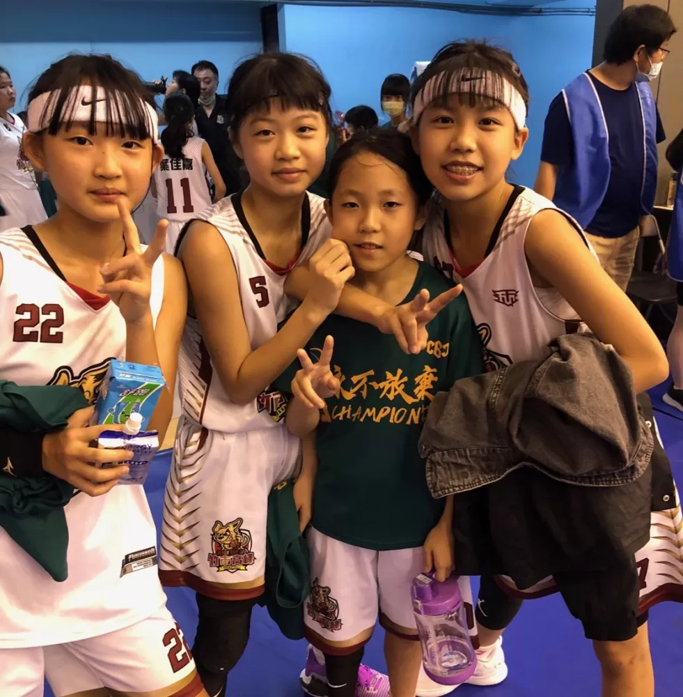 學姊搶著跟溫牧晴同框。