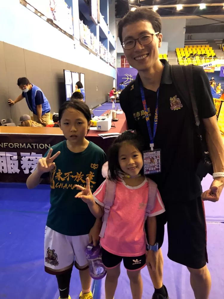 高峰教練溫至帆與愛女溫牧晴、溫牧甯。