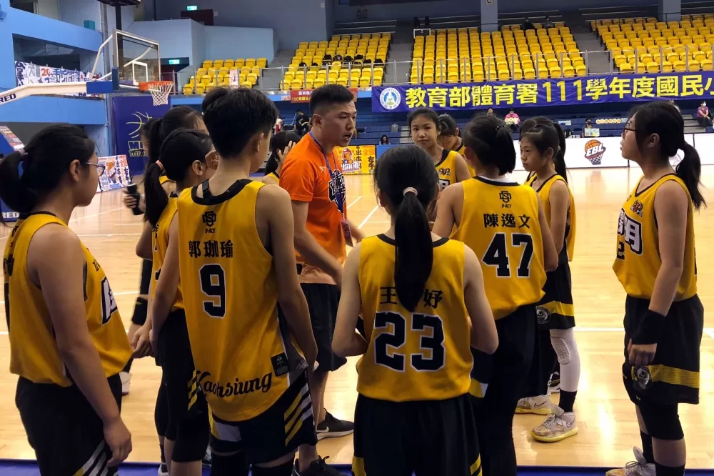 陽明教練陳宏昱面授機宜。