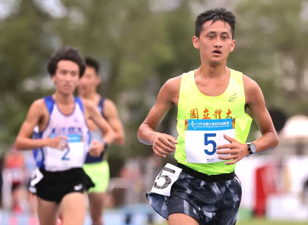 李立軍(前）拿下112年全大運田徑賽第一金。林嘉欣／攝影。