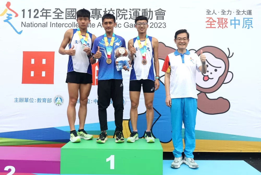 李立軍(中）拿下112年全大運田徑賽第一金。林嘉欣／攝影。