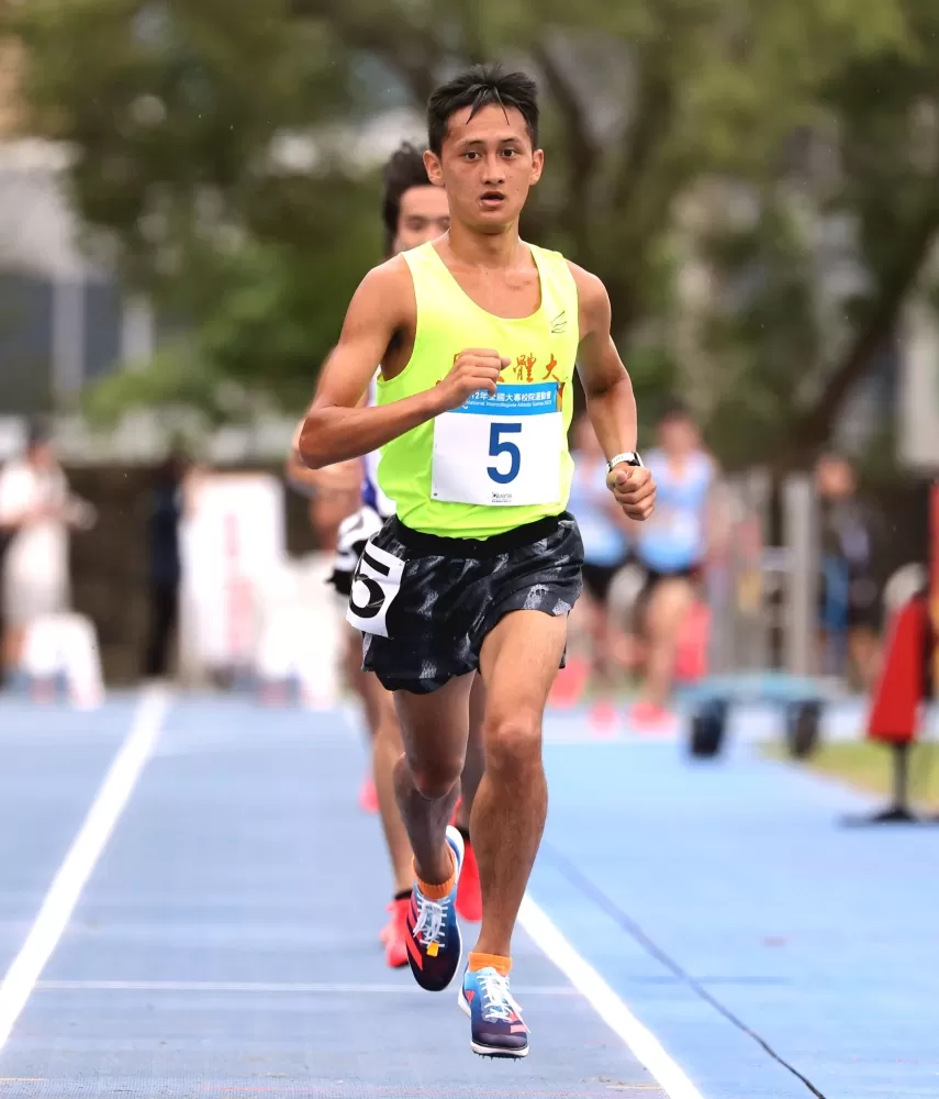 李立軍(前）拿下112年全大運田徑賽第一金。林嘉欣／攝影。