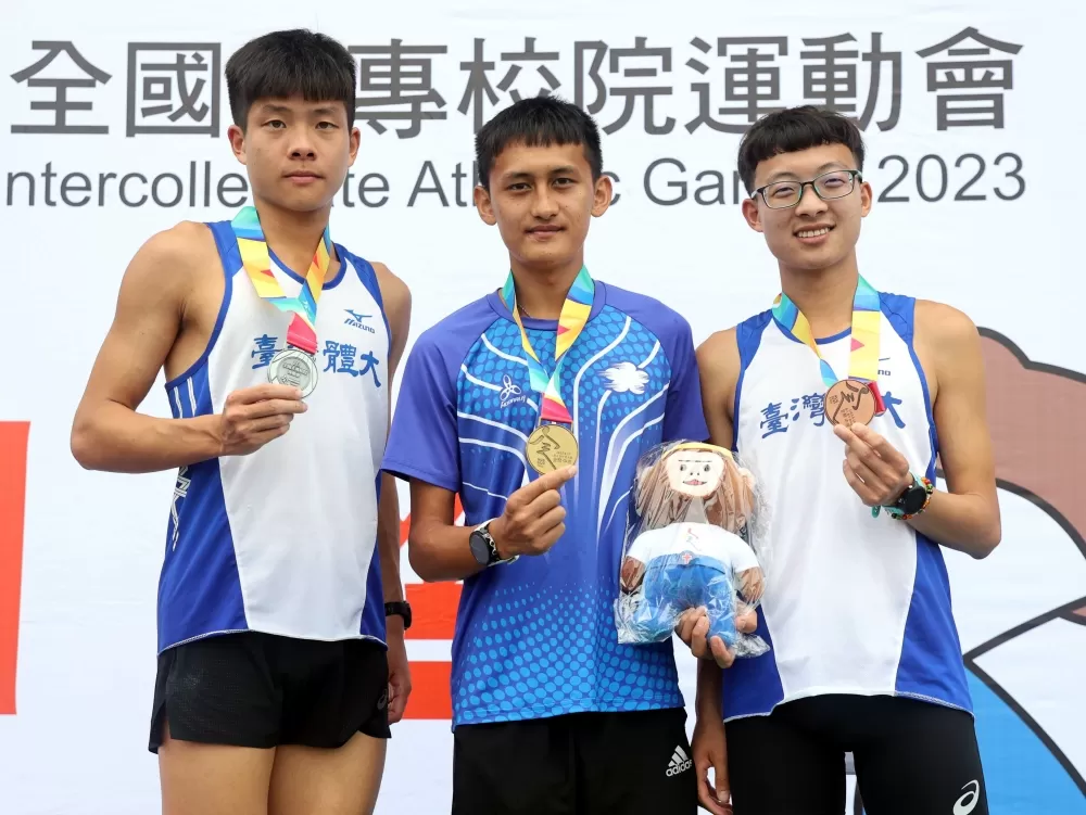 李立軍(中）拿下112年全大運田徑賽第一金。林嘉欣／攝影。