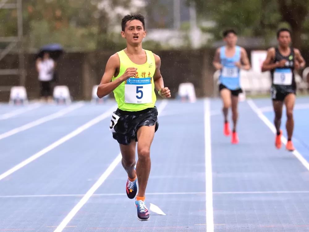 李立軍(前）拿下112年全大運田徑賽第一金。林嘉欣／攝影。