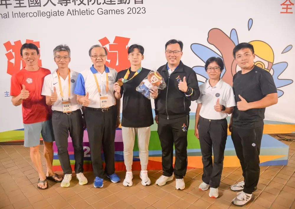 臺師大王冠閎（中）奧運門票到手。中原大學提供。下同。