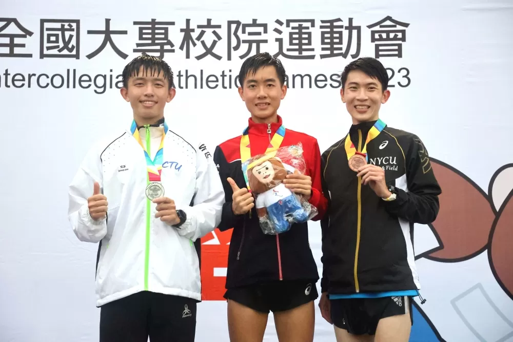 中央警大新鮮人江尚育(中)奪金,前三名都創最佳。林嘉欣/攝影。