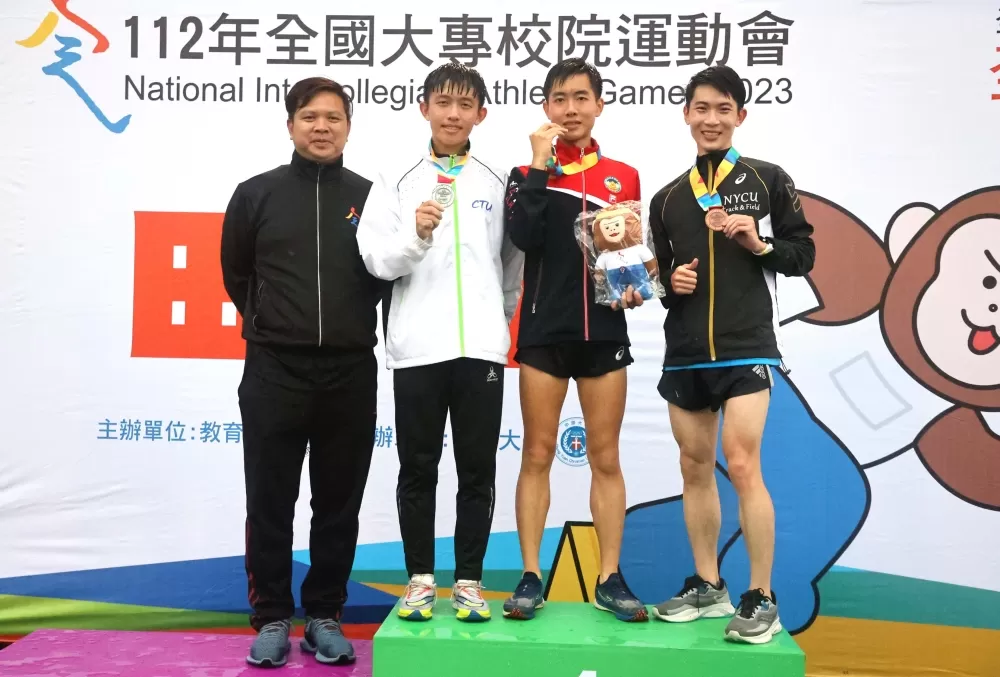 中央警大新鮮人江尚育（右二）奪金。林嘉欣／攝影。