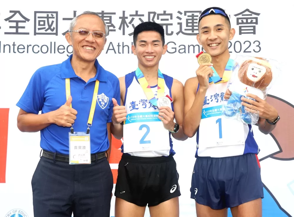 許嘉維（右起）破全國寫四連霸後，和學弟詹泳逵及台體大校長許光麃合影。林嘉欣／攝影。