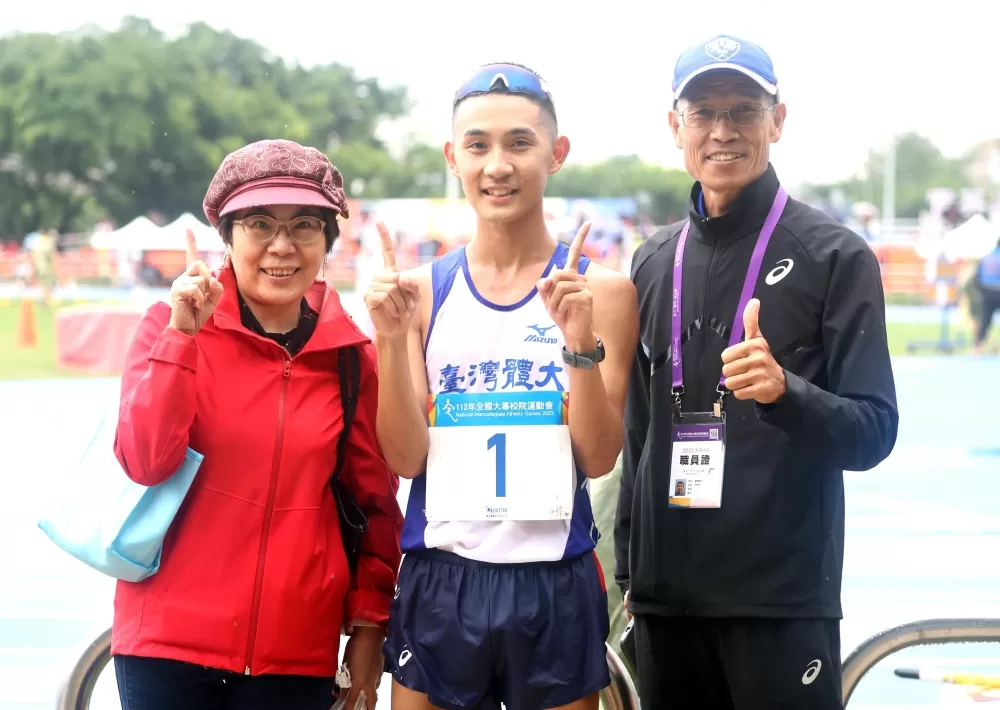 許嘉維和教練許績勝（右）。林嘉欣／攝影。