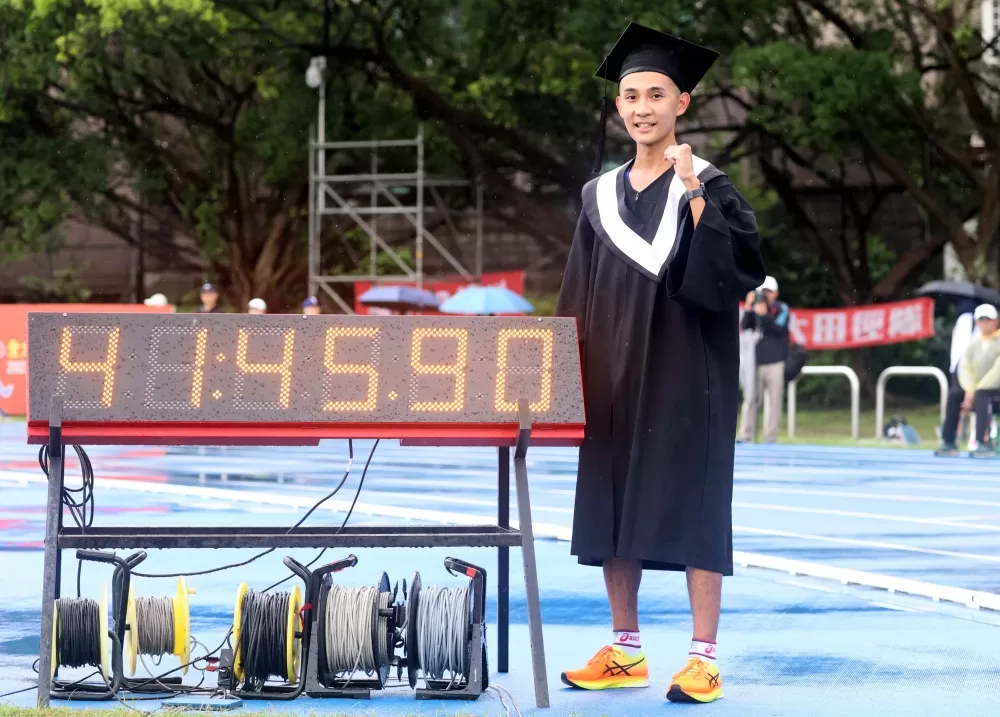 許嘉維穿上學士服，留下「前無古人後無來者的全國紀錄照」。林嘉欣／攝影。
