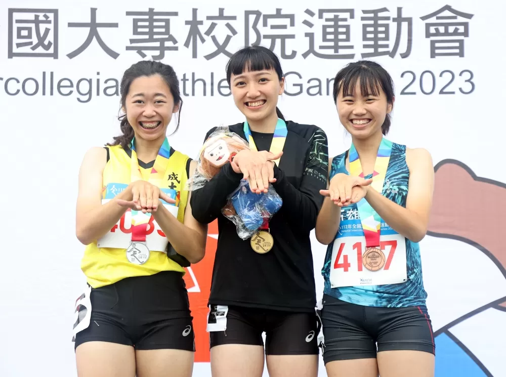 清華大學王于嘉（中）破大會一日雙金。林嘉欣／攝影。