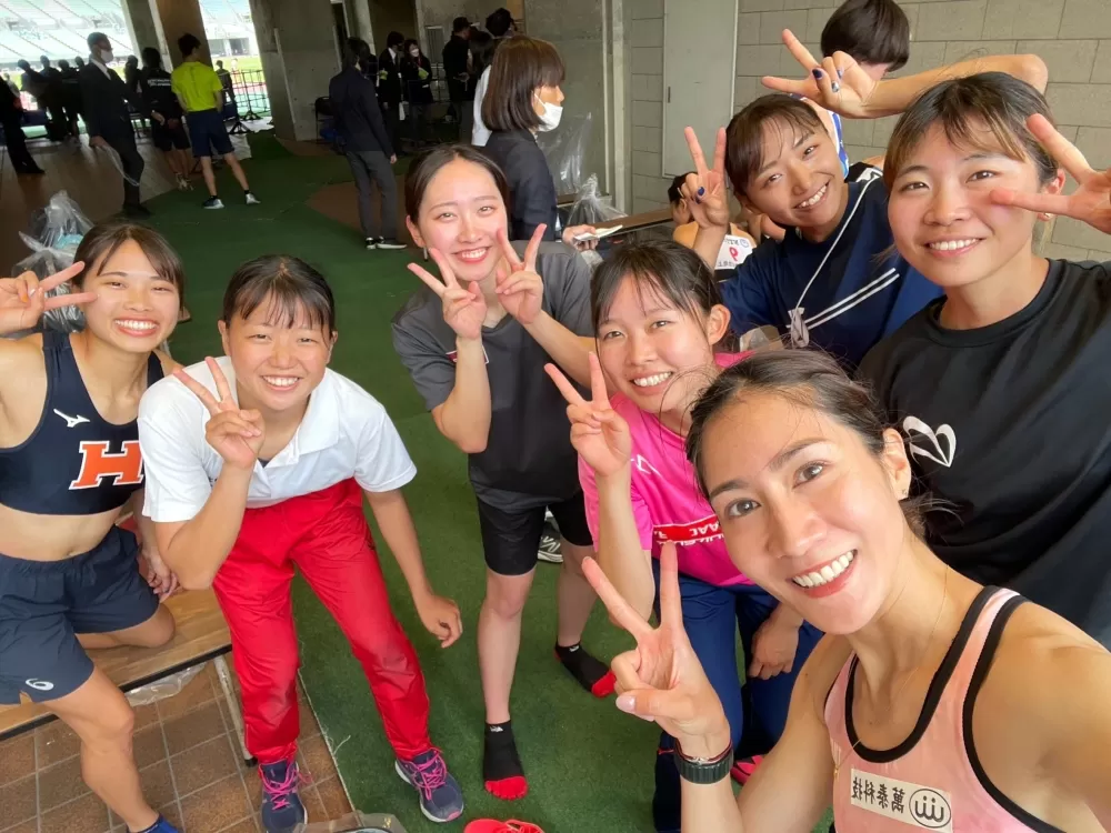 羅佩琳和其他國家參賽選手合影。