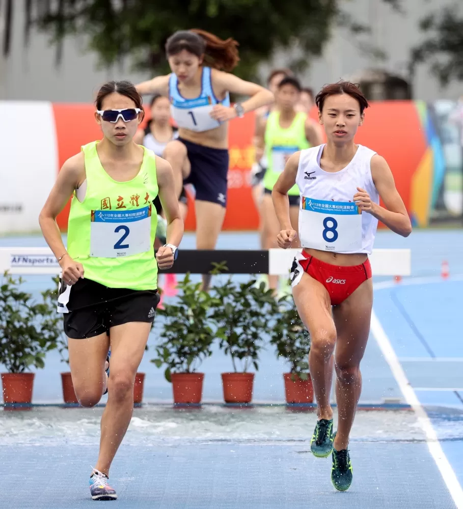 北市大徐苡絜在公開女3000障奪金。林嘉欣/攝影。