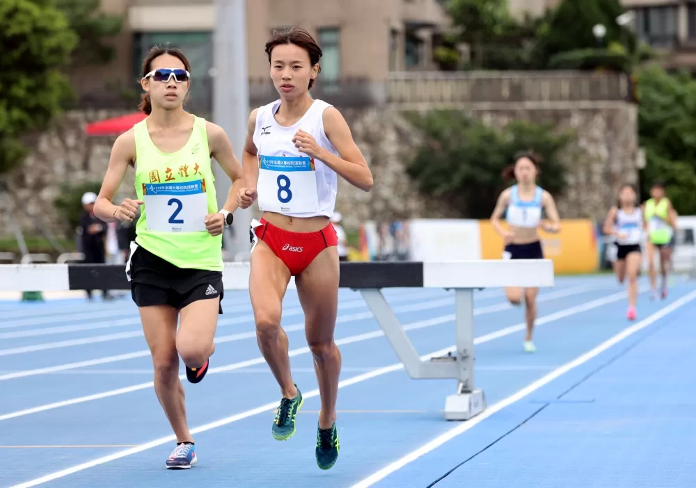 北市大徐苡絜在公開女3000障奪金。林嘉欣/攝影。