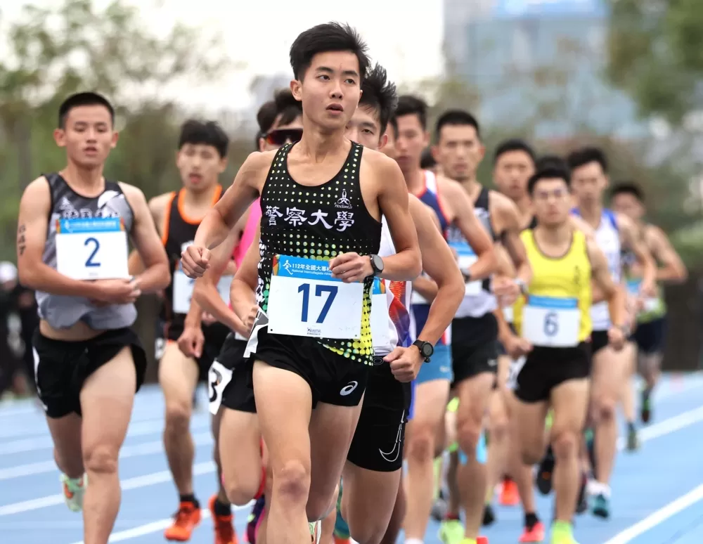 中央警大江尚育(前)在一般男5000公尺又奪金。林嘉欣/攝影。