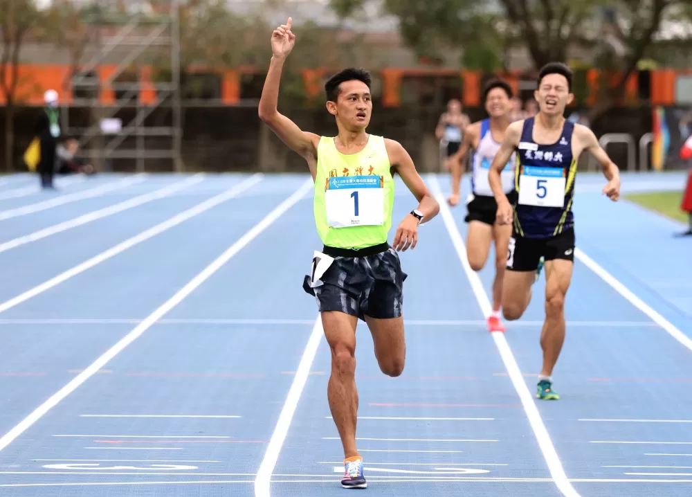 國體大李立軍（前）在公開男5000公尺又奪金。林嘉欣／攝影。