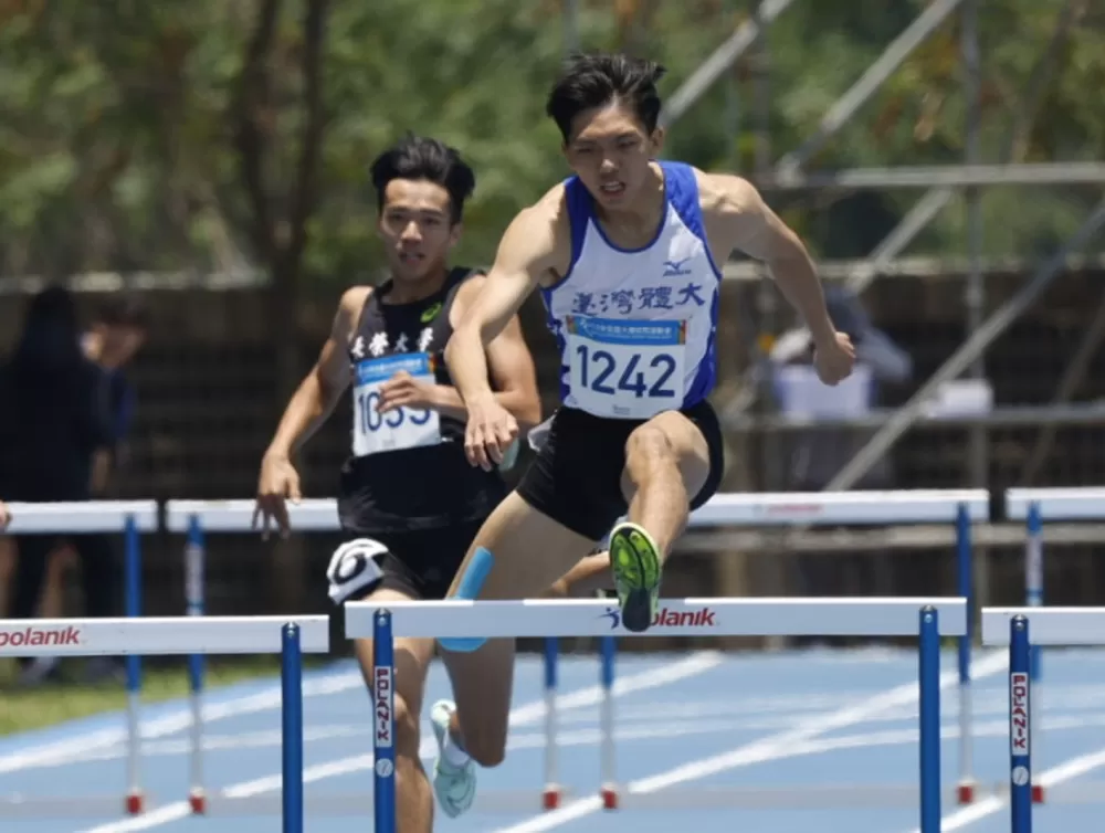 林仲威(前)達亞運躍400公尺跨欄第5傑。李守智/攝影。