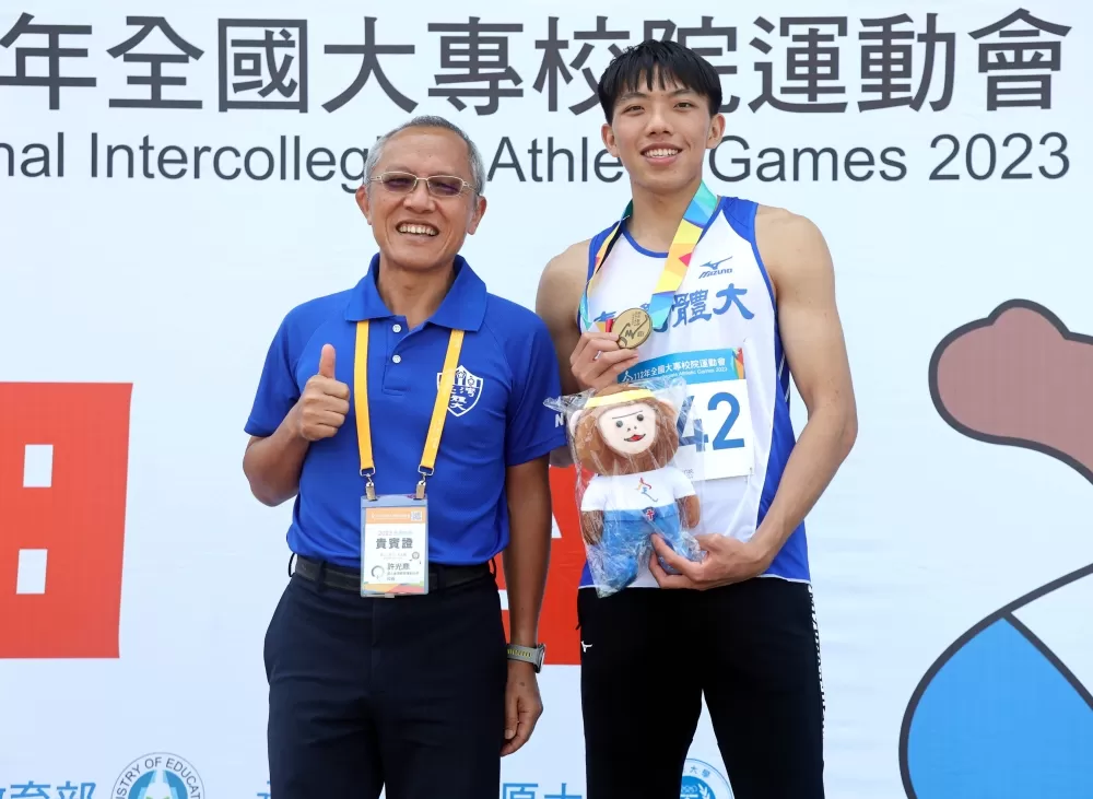 林仲威和台體大校長許光麃合影。林嘉欣/攝影。