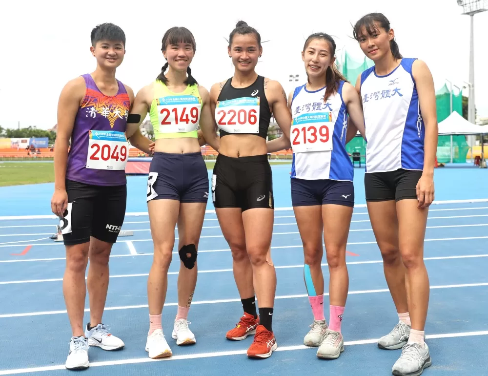 陳彩娟（中）感謝對手向嘉莉（左二）在800公尺幫忙「帶」她。林嘉欣／攝影。