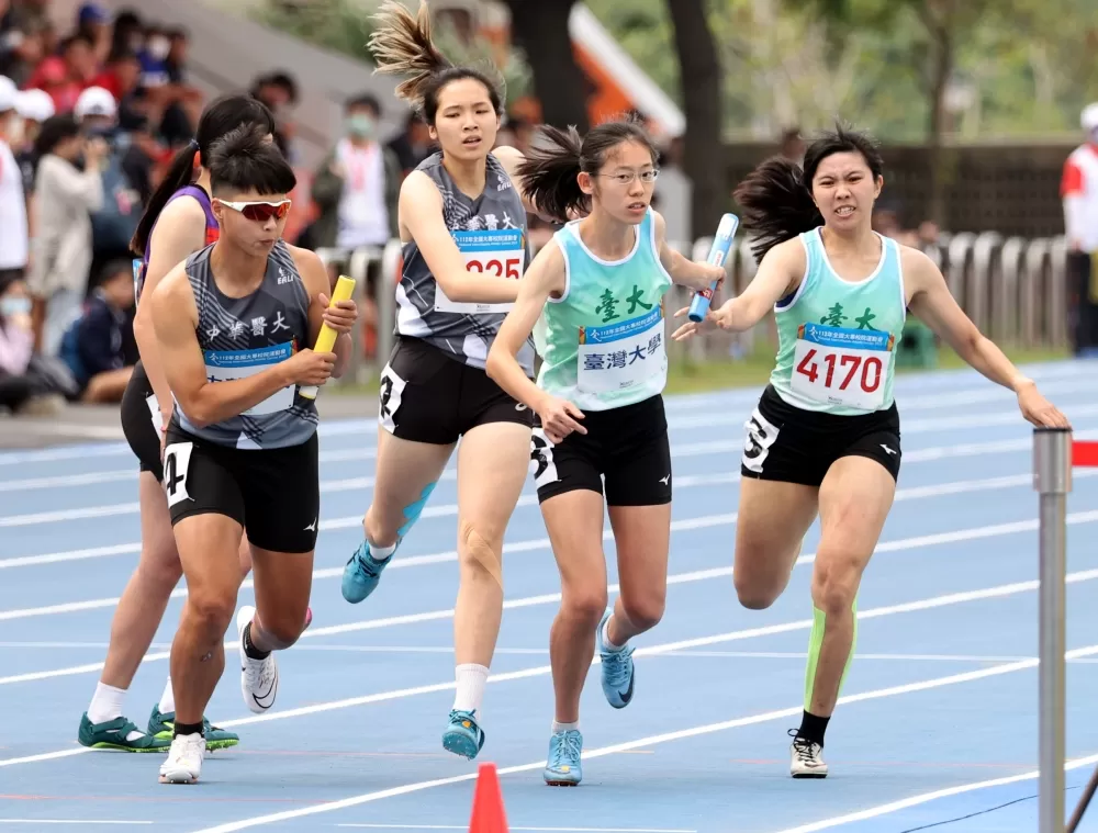 台大獸醫系洪逸璇（右二）4金1銀大豐收。林嘉欣／攝影。