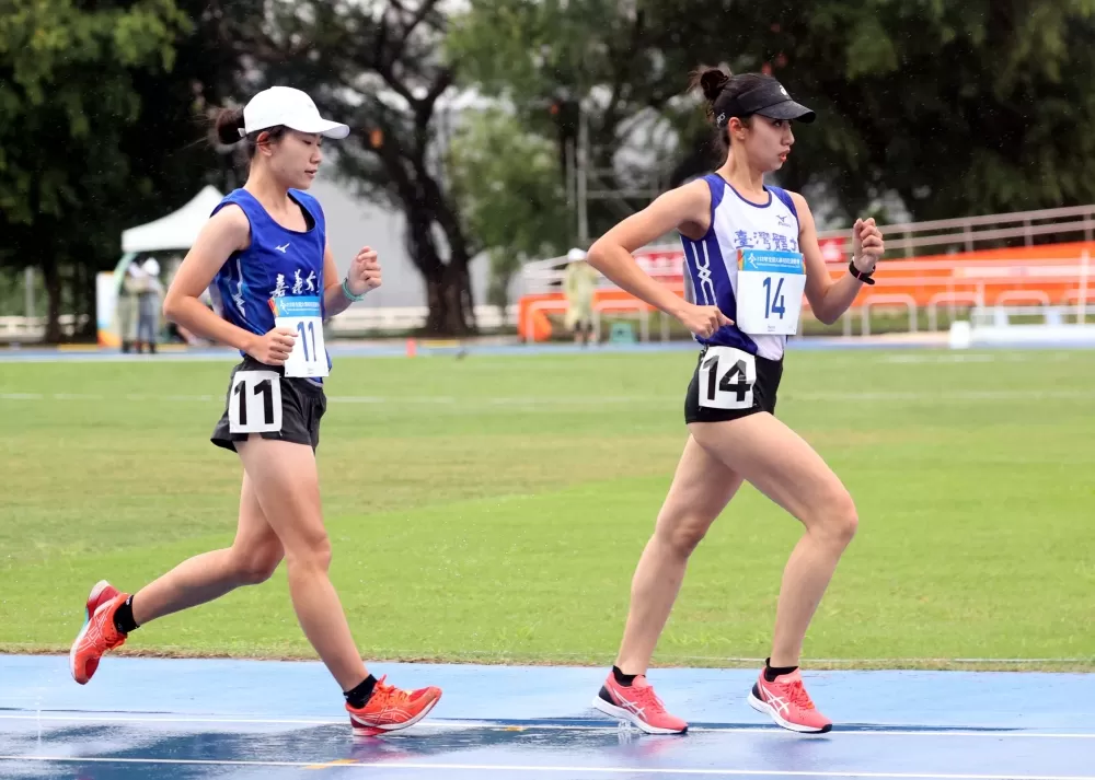 公開女生組1萬公尺競走嘉義大學黃冠綾（左）、臺灣體大江佳柔破全國。林嘉欣／攝影。