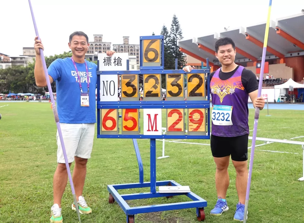 郭柏辰和教練周宜辰。林嘉欣/攝影。