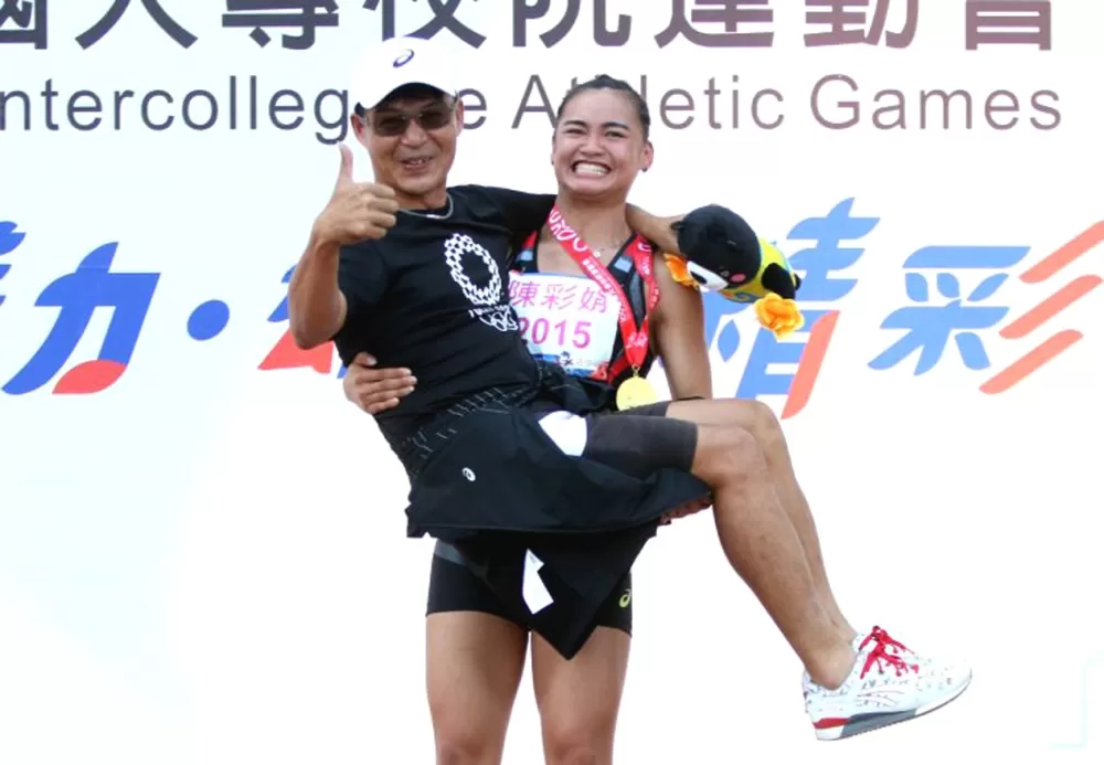 109年全大運時,北市大新鮮人陳彩娟在全能封后後,調皮地公主抱高中教練張勝煇。林嘉欣/攝影。