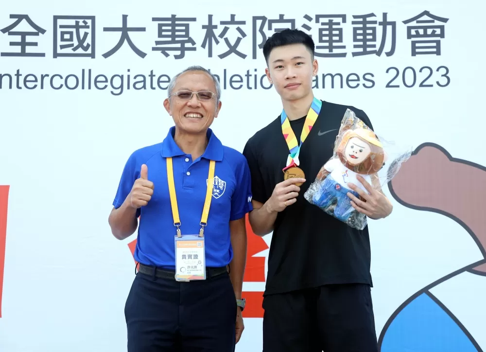 台體大文華佑拿下全大運首金後和校長許光麃合影。林嘉欣/攝影。