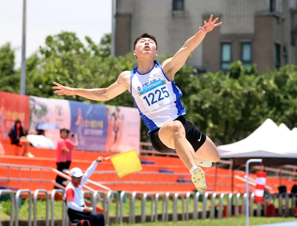 台體大文華佑在全大運公開男子跳遠奪金。林嘉欣／攝影。