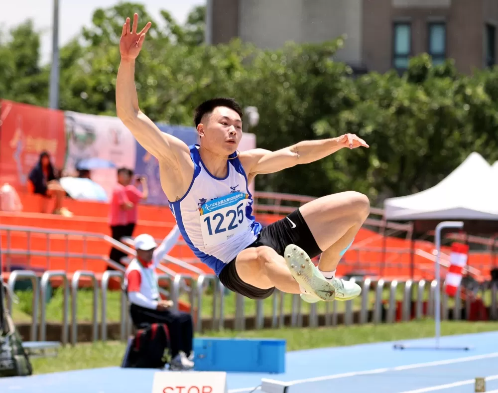 台體大文華佑在全大運公開男子跳遠奪金。林嘉欣／攝影。