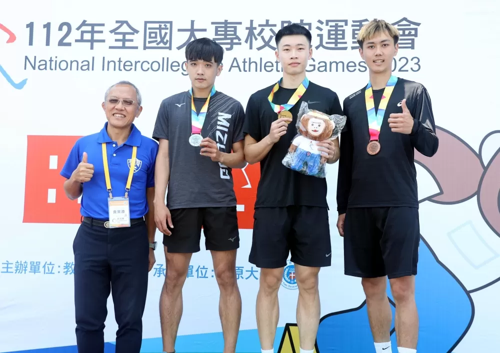 台體大文華佑(右二）在全大運公開男子跳遠奪金。林嘉欣／攝影。