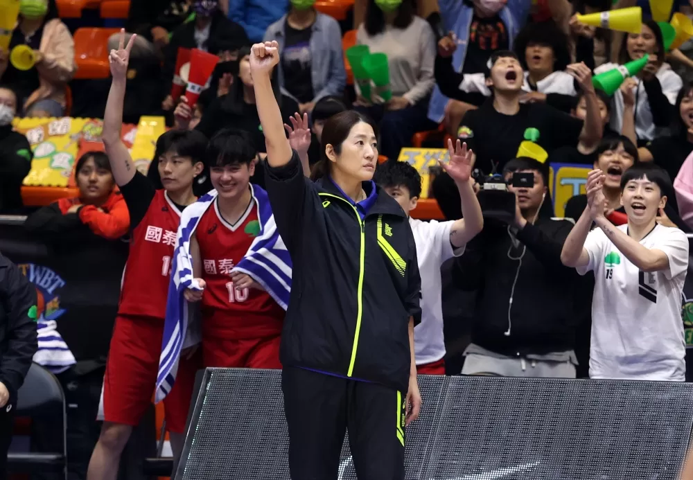 國泰教練鄭慧芸領軍WSBL的13連霸第17冠只差一步。