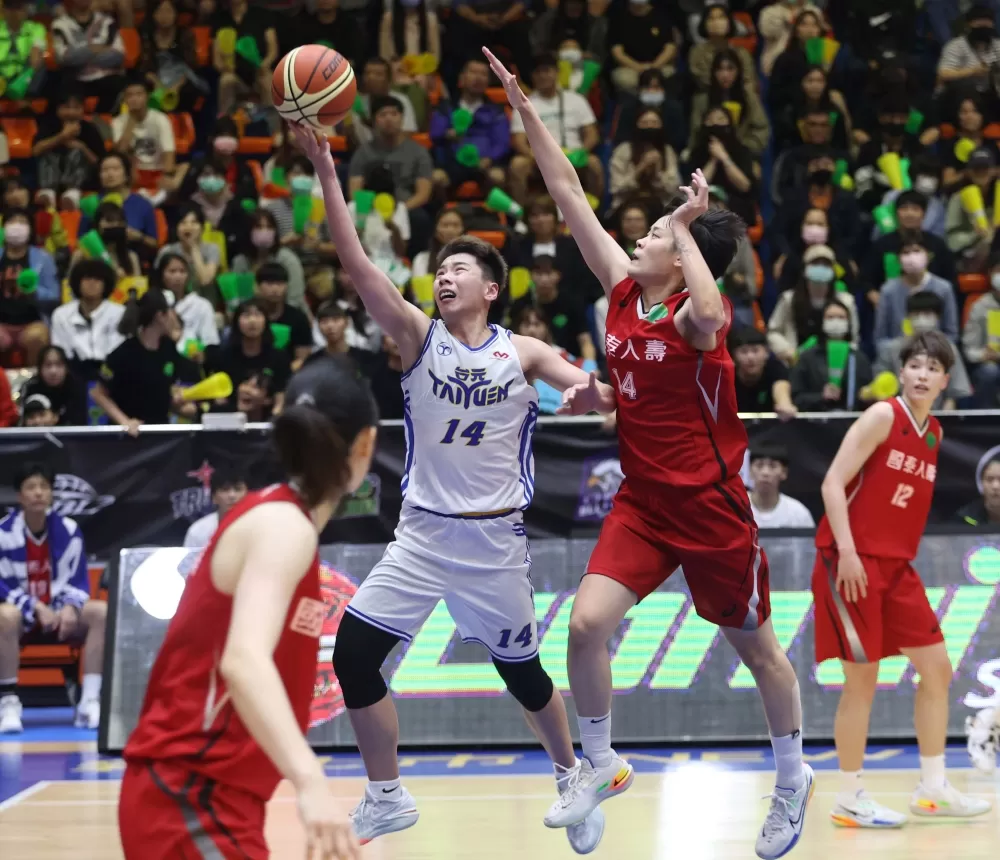 台元黃英利面對昔日國泰隊友「六親不認」拿13分，第三節連2記外線幾乎翻轉戰局。