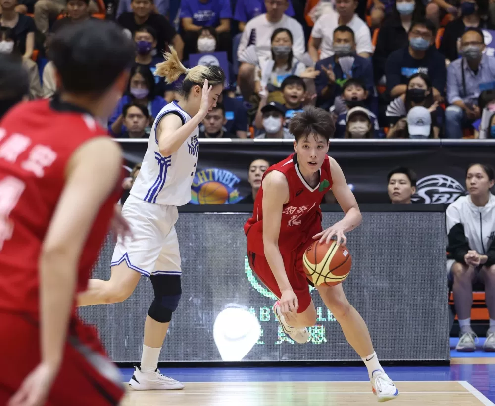 國泰林育庭運球突破。