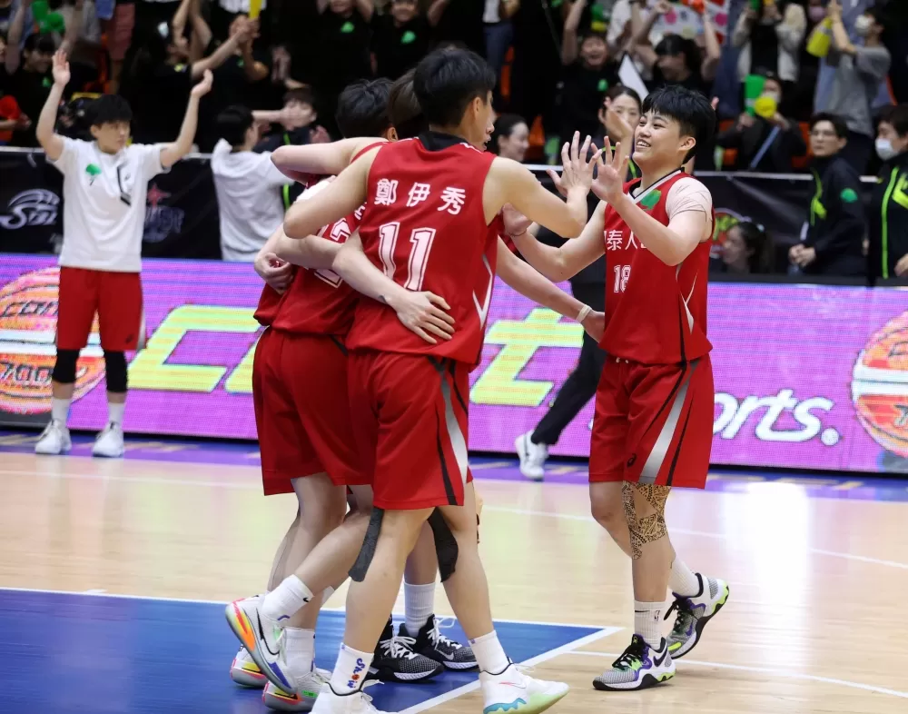 羅蘋(右)第三節攻下7分國泰再克台元冠軍賽30勝13連霸17冠「聽牌」。大會提供。下同。