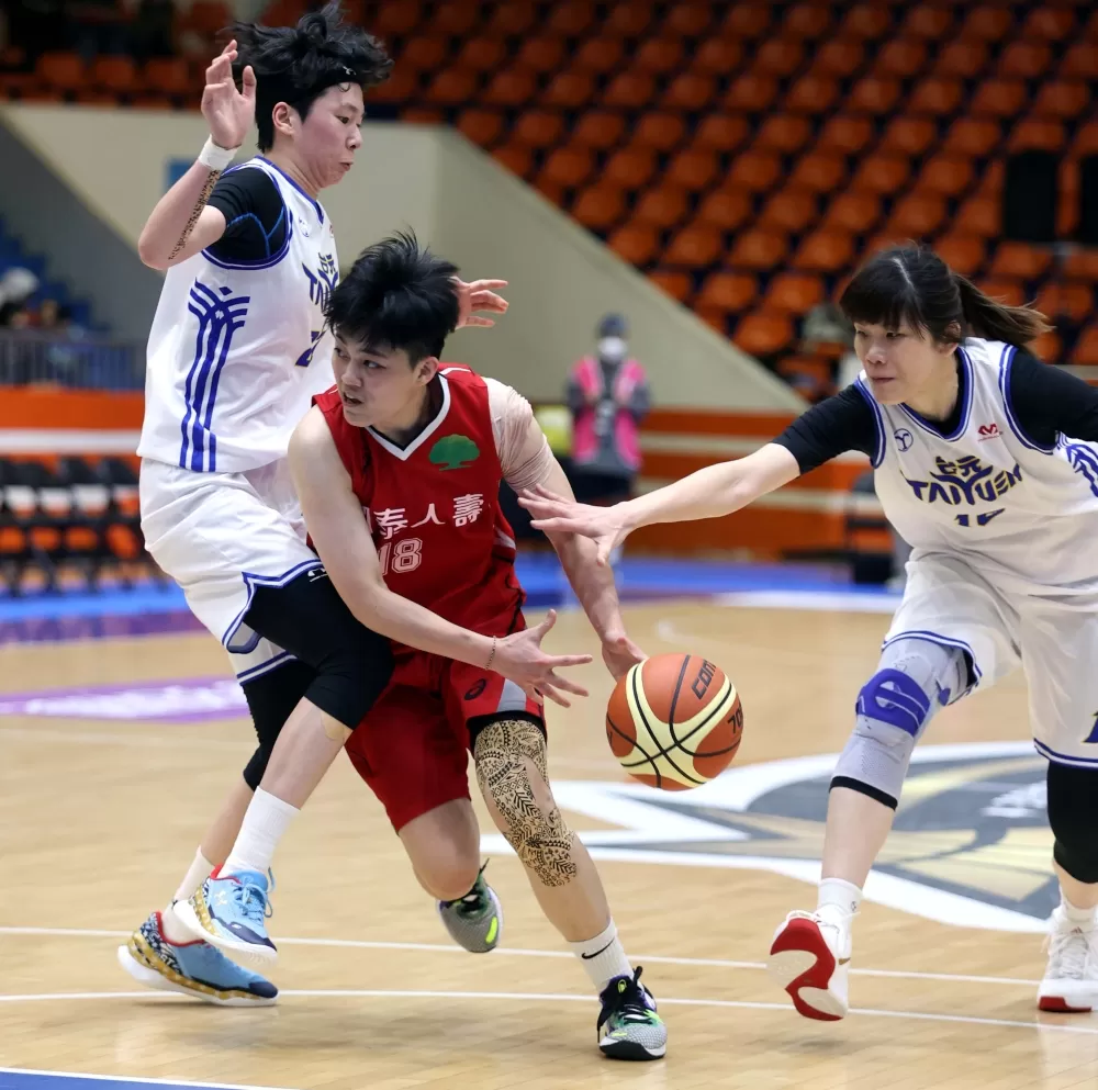 國泰羅蘋（右）第三節攻下重要7分及絕妙一抄截hold住戰局。