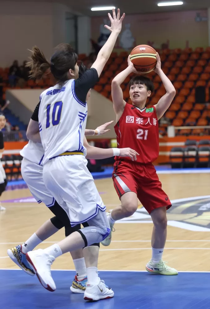 國泰陳孟欣第四節「拆炸彈」成功在24秒到點前高難度轉身跳投破網。