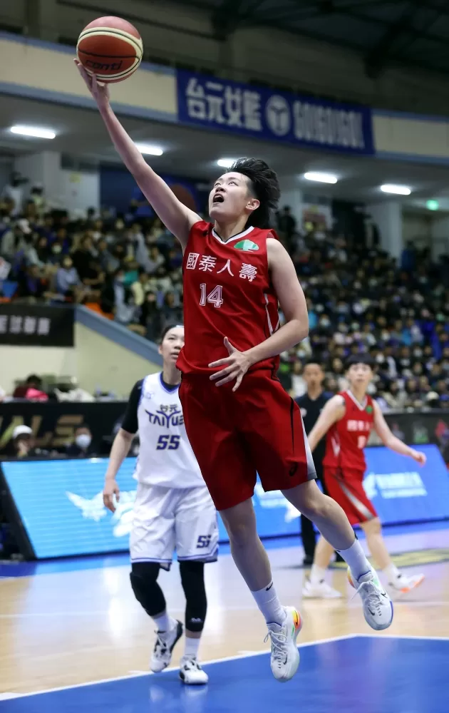 國泰陳薇安飛身挑籃。