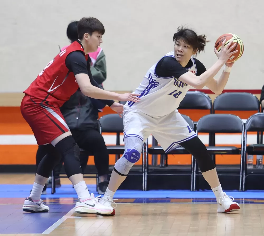 台元老將中鋒蔡佩真靠186身高及經驗，4投中3拿6分12籃板3阻攻2抄截效率超佳。