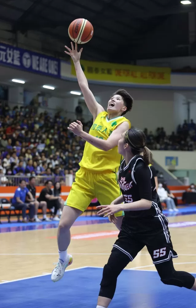 冠軍賽MVP國泰林育庭飛身挑籃。