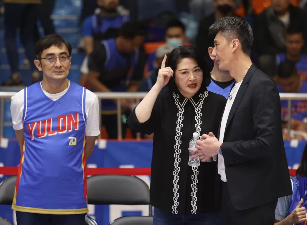 台元、裕隆總領隊陳莉蓮(中)與年度教練台元邱啟益。