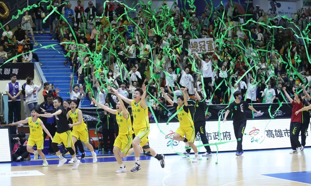 國泰13連霸17冠彩帶紛飛。大會提供。下同。