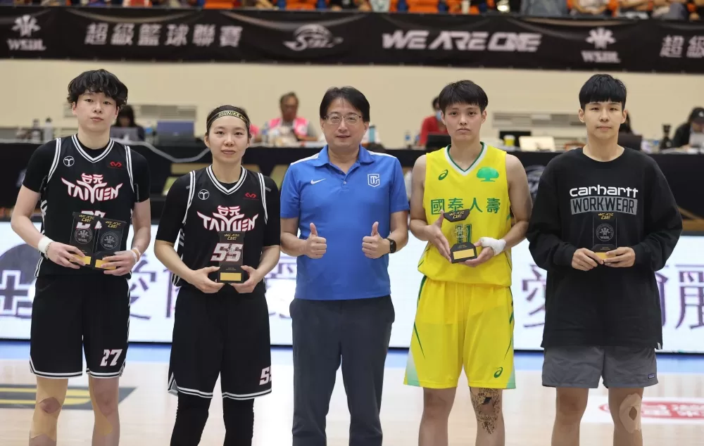 得分籃板「雙冠」台元林蝶(左起)、助攻后彭曉彤、年度MVP及抄截后國泰鄭伊秀、阻攻后電信黃湘婷。