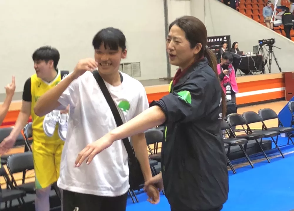國泰連霸，「最強女高中生」蕭豫玟與教練鄭慧芸比手畫腳、溝通無礙。