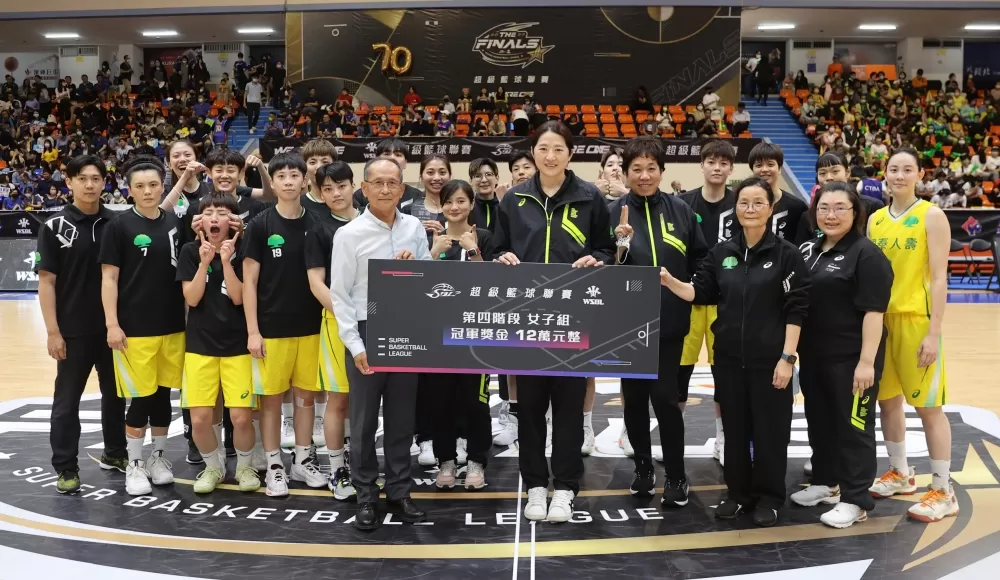 主導國泰WSBL已13連霸、17冠，連結社甲聯賽霸30冠的最大推手資深總教練洪玲瑤（右三）論點較有彈性。