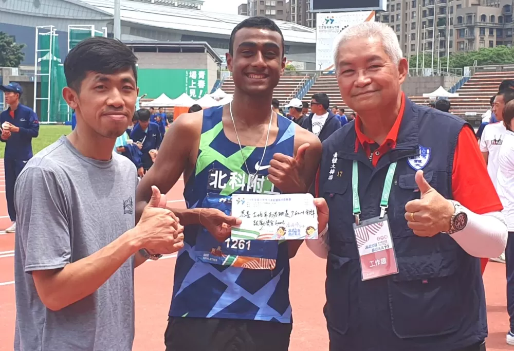 獲體育運動精英獎「特別獎」得主潘瑞根（右）鼓勵的古帕辛（中），很希望可以繼教練林靖軒（左）之後，在2023年亞青奪金寫佳話，惜夢難圓。